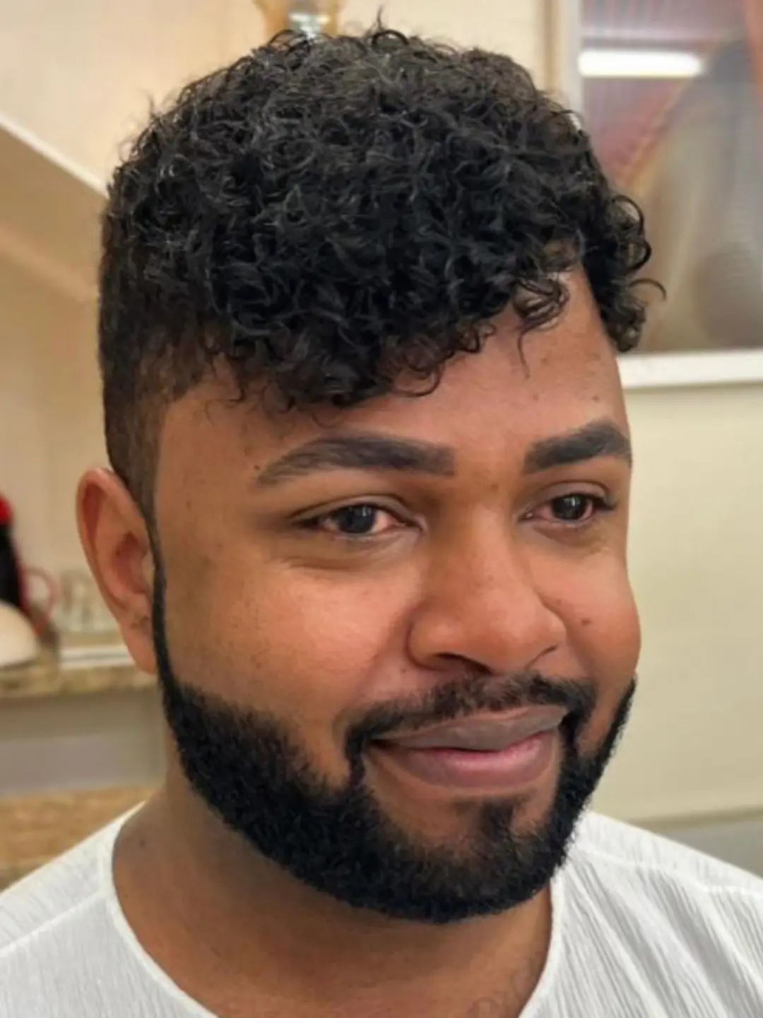 Cliente depois da aplicação, com cabelo afro, textura e volume